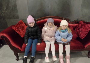 Lena, Kamilka i Laura zadowolone po swoim występie, siedzą na kanapie w Centrum Teatru, Muzyki i Tańca w Kutnie