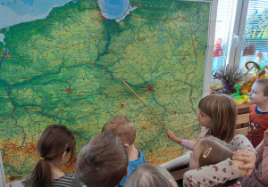 Zuzia wskazuje Wisłę na mapie Polski