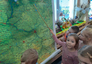 Julia wskazuje położenie jezior na mapie Polski