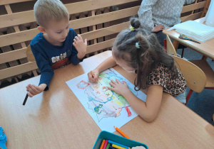 Dzieci wykonują pracę plastyczną "Polska to nasz kraj"