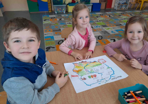 Dzieci wykonują pracę plastyczną "Polska to nasz kraj"