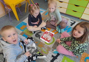 Dzieci składają w całość godło Polski z małych elementów