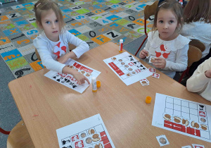 Dzieci wykonują ćwiczenia z kodowania z elementami symboli narodowych