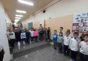 Dzieci i nauczycielki wspólnie śpiewają Hymn Polski