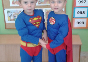 Tańczą dwaj chłopcy w strojach supermena.