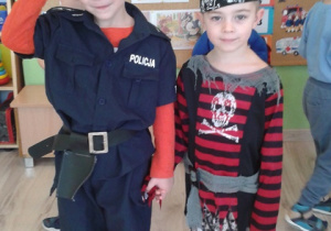 Chłopcy pozują do zdjęcia. Policjant i pirat.