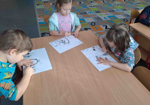 Dzieci rysują węglem obrazki "W kopalni"