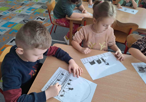 Dzieci rysują węglem obrazki "W kopalni"