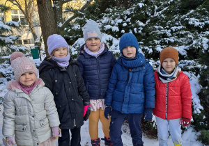 Dzieci w zimowej scenerii