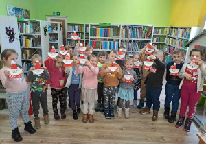 Dzieci prezentują wykonane Mikołaje