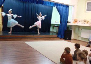 Dzieci oglądają występ baletnic w przedszkolu.