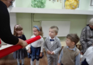 Pani Dyrektor pasuje dzieci za pomocą " czarodziejskiego ołówka" na przedszkolaka