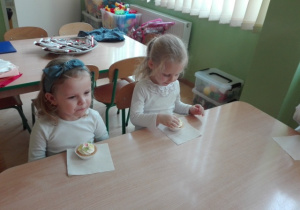 Słodki poczęstunek- dzieci przy stoliku jedzą pyszne babeczki