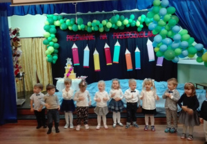 Dzieci śpiewają piosenkę ilustrując ruchem jej treść