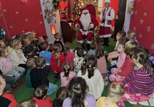 Dzieci na spotkaniu ze Świętym Mikołajem