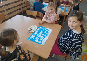 Dzieci przy malowaniu zimowego pejzażu