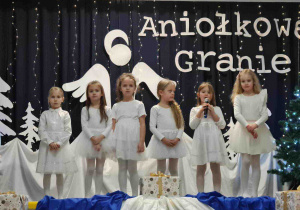 Dziewczynki wykonują wiersz "Aniołki"