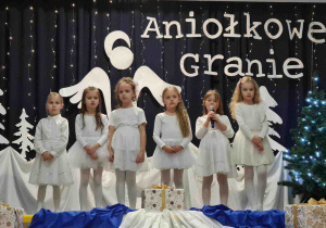 Dziewczynki w wierszu "Anioły"