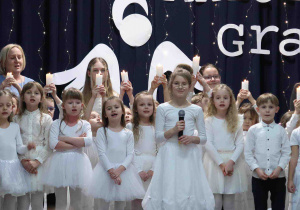Dzieci na scenie śpiewają piosenkę finałową
