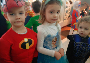 Chłopiec przebrany za spidermana oraz dziewczynka przebrana za księżniczkę.