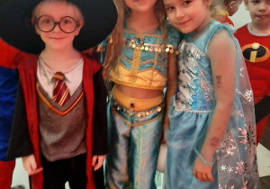 Chłopiec przebrany za Harry Potera oraz dwie dziewczynki.