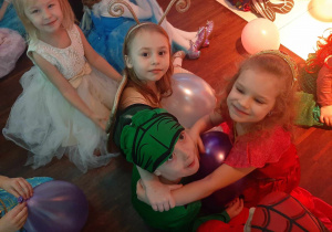 Do zdjęcia pozują trzy dziewczynki na balu karnawałowym.