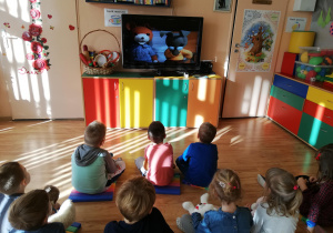 Dzieci oglądają bajkę Miś Uszatek