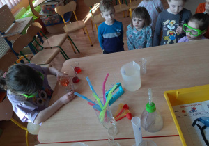 Dzieci przyglądają się eksperymentom.