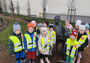 Dzieci pozują do zdjęcia przy pomniku doktora Troczewskiego.