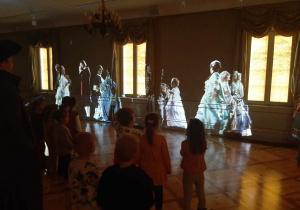 Dzieci są w sali baletowej w Muzeum w Kutnie.