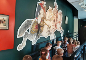 Dzieci zwiedzają Muzeum w Kutnie.