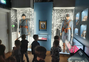 Dzieci zwiedzają Muzeum w Kutnie.