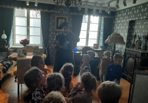 Dzieci zwiedzają pokój doktora Troczewskiego.