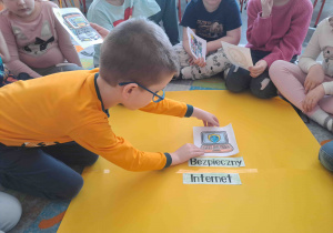 Dzieci wykonują plakaty poświęcone bezpieczeństwu w sieci