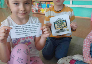 Dzieci wykonują plakaty poświęcone bezpieczeństwu w sieci