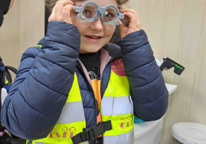 Dzieci przymierzają okulary służące do dokonywania korekcji wzroku