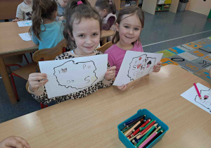 Dzieci uzupełniają kontury Polski literkami i obrazkami