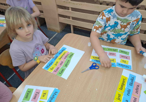 Dzieci układają zdania z wyrazów
