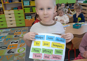 Dzieci układają zdania z wyrazów