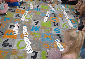 Dzieci tworzą literkowe rodziny słów