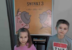 Emilka i Tymek na tle afisza teatralnego