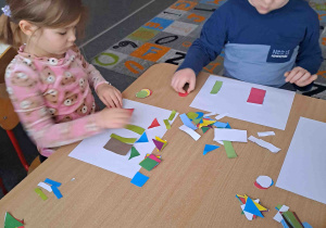 Dzieci układają wzory z figur geometrycznych