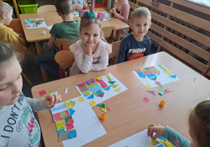 Dzieci układają wzory z figur geometrycznych