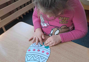 Dzieci "malują" plasteliną w konturach pisanek