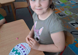 Dzieci "malują" plasteliną w konturach pisanek