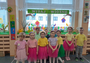 Dzieci w kolorowych strojach w oczekiwaniu na występ