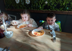 Dzieci podczas obiadu