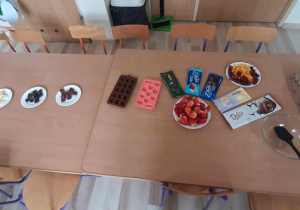Przygotowanie do degustacji różnych rodzajów czekolady (gorzkiej, mlecznej, białej, o smaku miętowym)