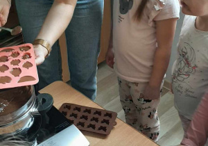 Nalewanie czekolady do foremek