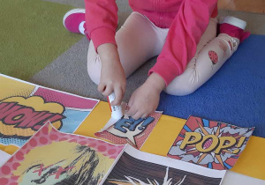 Dzieci tworzą plakat o tematyce pop art.